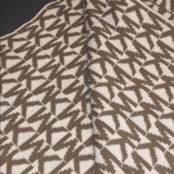 Beautiful Michael Kors Scarf - Picture 4 of 5